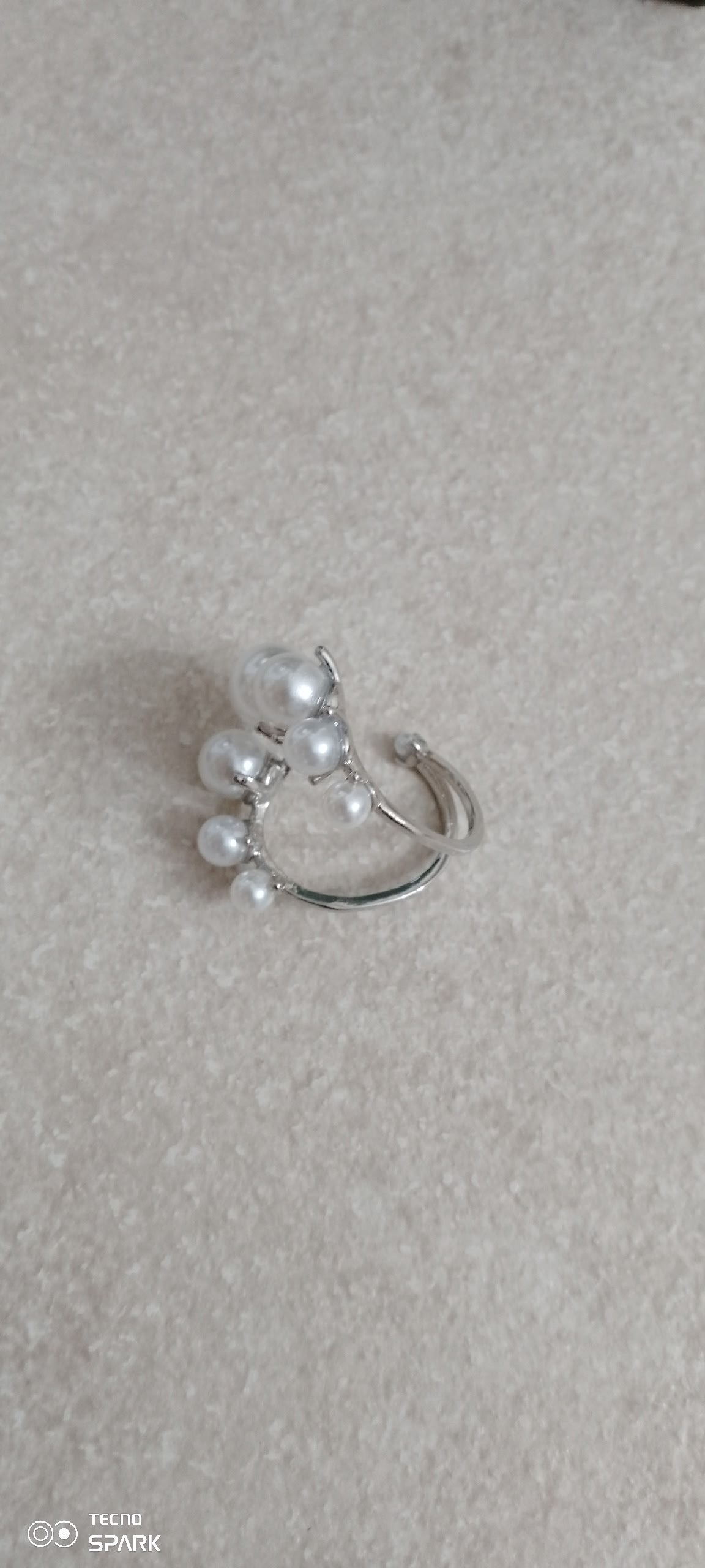 Серебряное кольцо с жемчугом — фото на ковре